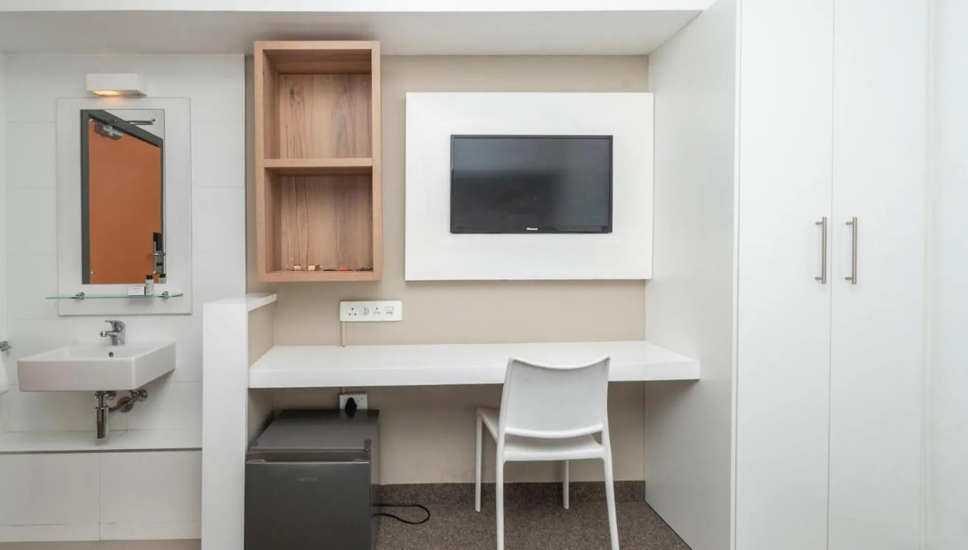 Metropole Private Room In Social Setting Cape Town